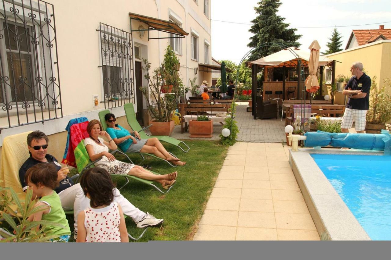 Pension Strohmer รุสท์ ภายนอก รูปภาพ
